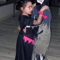 Clase de Baile moderno infantil celebrando Halloween