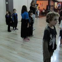 Clase de Baile moderno infantil celebrando Halloween